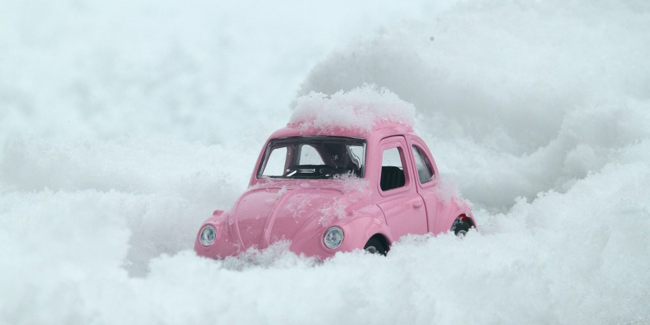 Wat moet je verplicht in de auto hebben op wintersport?