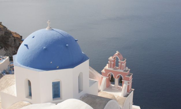 How to survive Oia (Santorini)