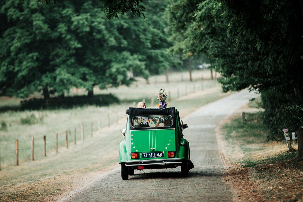 trouwen in een eend 2cv